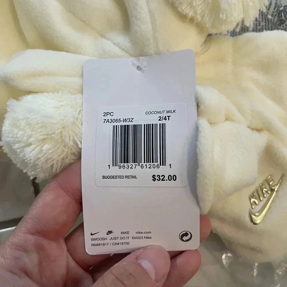 Nike Two Piece Hat and Gloves Set 2T-4T - Picture 5 of 6